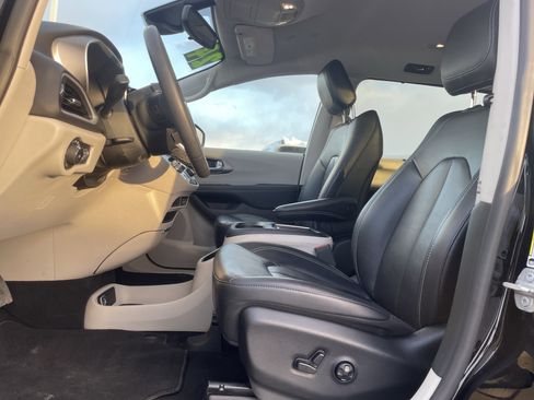 Used 2024 Chrysler Pacifica Touring-L image 12