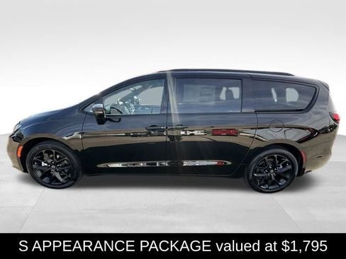 New 2026 Chrysler Pacifica Limited w/ S Appearance Package image 3