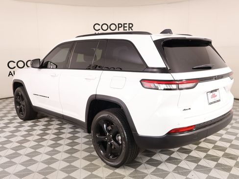 Used 2022 Jeep Grand Cherokee Altitude image 23