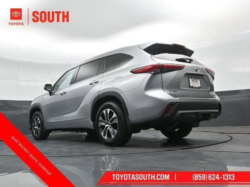 Used 2022 Toyota Highlander XLE AWD/4WD image 47