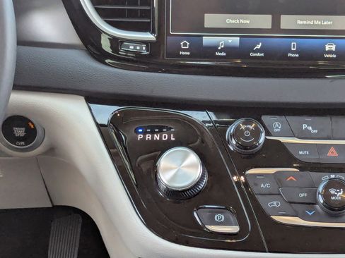 Used 2024 Chrysler Pacifica Touring-L image 20