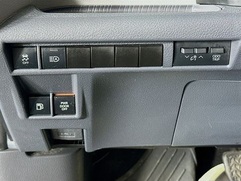 Used 2021 Toyota Sienna XLE image 17