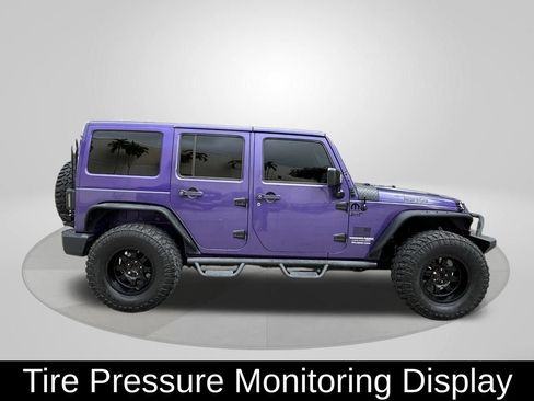 Used 2017 Jeep Wrangler Unlimited Rubicon w/ Connectivity Group AWD/4WD image 8
