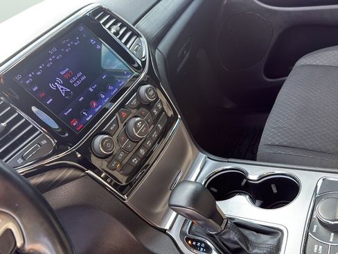Used 2019 Jeep Grand Cherokee Laredo AWD/4WD image 20
