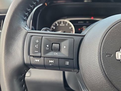 Used 2025 Nissan Pathfinder SV image 25