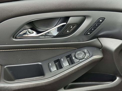 Used 2021 Chevrolet Traverse Premier FWD image 20