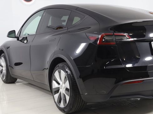 Used 2022 Tesla Model Y Long Range image 25