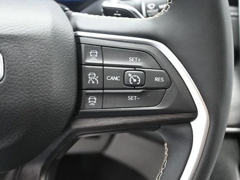 Used 2023 Jeep Grand Cherokee Limited w/ Black Appearance Package AWD/4WD image 14