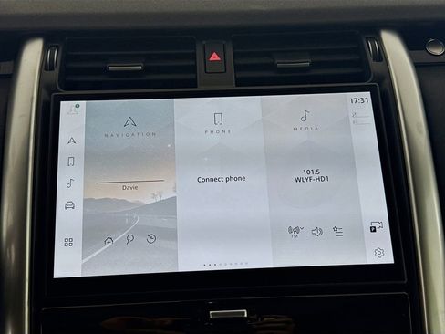 Certified 2025 Land Rover Discovery S image 15