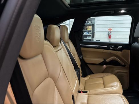 Used 2017 Porsche Cayenne Platinum Edition AWD/4WD image 33