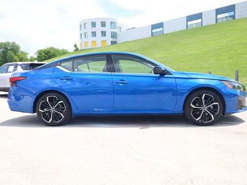 Used 2025 Nissan Altima 2.5 SR FWD image 3
