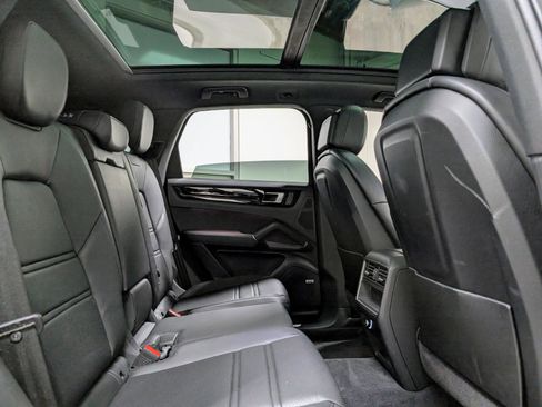 Used 2022 Porsche Cayenne Platinum Edition w/ Premium Package image 22