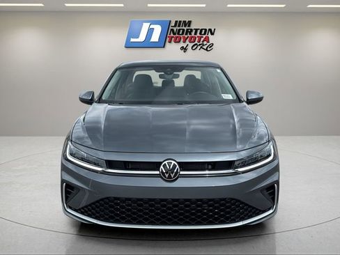Used 2025 Volkswagen Jetta SE FWD image 2