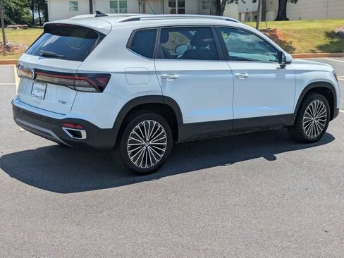 New 2026 Volkswagen Taos SE FWD image 4