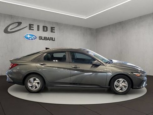 Used 2024 Hyundai Elantra SE FWD image 11