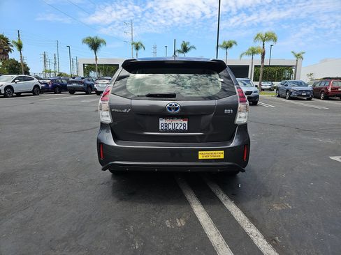 Used 2017 Toyota Prius V Four w/ Carpet Mat Package FWD image 13