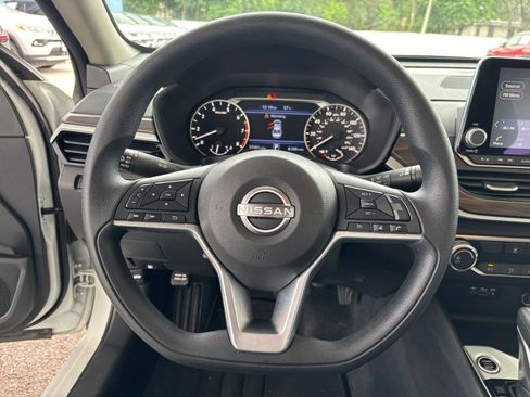 Used 2025 Nissan Altima 2.5 SV FWD image 29