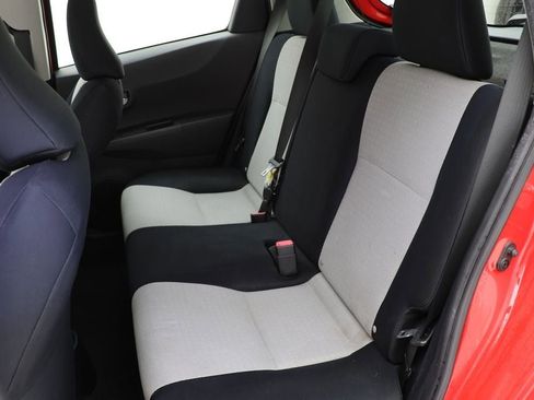 Used 2012 Toyota Yaris L image 11