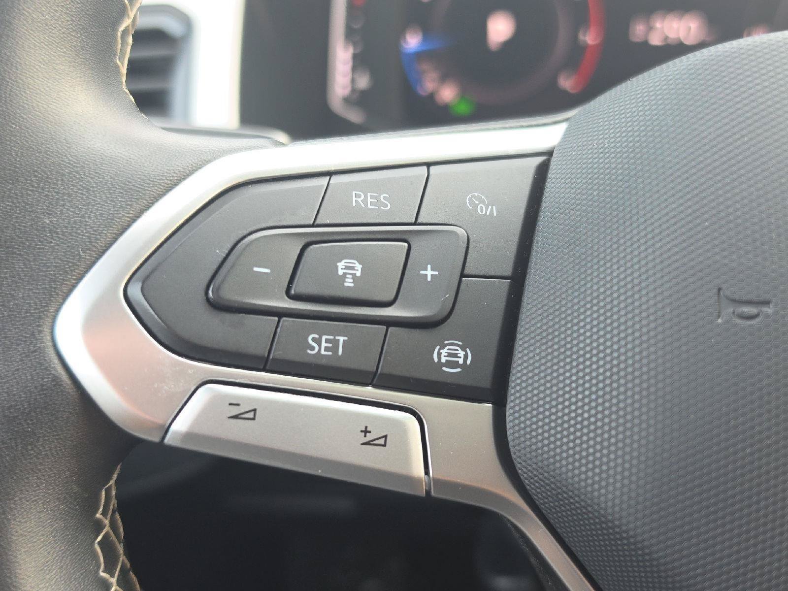 Certified 2023 Volkswagen Atlas Cross Sport SE w/ Panoramic Sunroof Package AWD/4WD image 16
