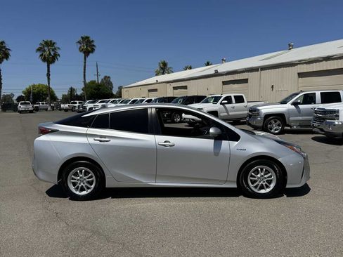 Used 2017 Toyota Prius Two w/ Prius Two Safety Plus Package FWD image 11