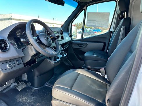 Used 2025 Mercedes-Benz Sprinter 2500 image 9