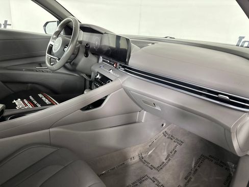 Used 2025 Hyundai Elantra SEL FWD image 32