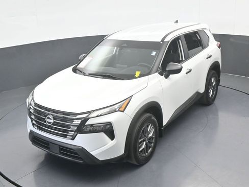 Used 2024 Nissan Rogue S image 40