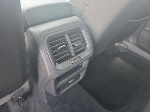 Certified 2022 Volkswagen Taos SE w/ Panoramic Sunroof Package image 32