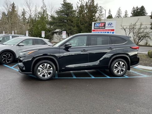 Used 2022 Toyota Highlander XLE image 2