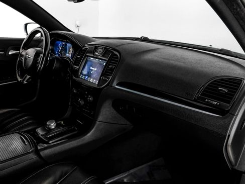 Used 2019 Chrysler 300 S image 11