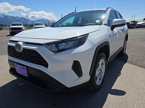 Used 2019 Toyota RAV4 LE image 3