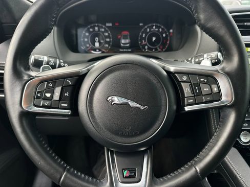 Used 2019 Jaguar F-PACE S image 24
