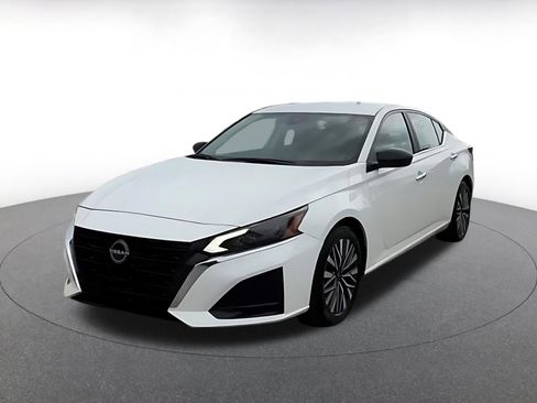 Used 2025 Nissan Altima 2.5 SV FWD image 7