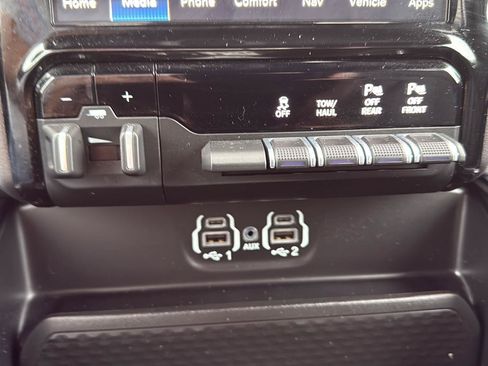 Used 2023 RAM 1500 Laramie AWD/4WD image 19