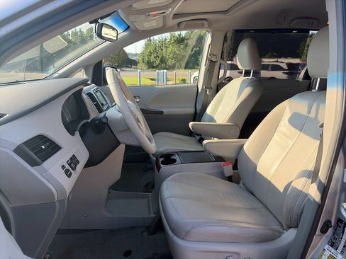 Used 2014 Toyota Sienna XLE AWD/4WD image 11
