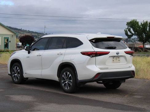 Used 2021 Toyota Highlander XLE AWD/4WD image 3