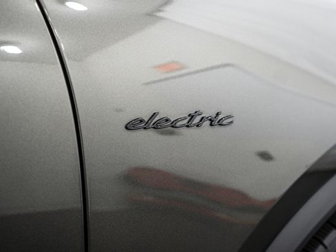 Certified 2025 Porsche Macan 4S Electric AWD/4WD image 12