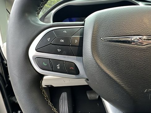 Used 2024 Chrysler Pacifica Touring-L image 26