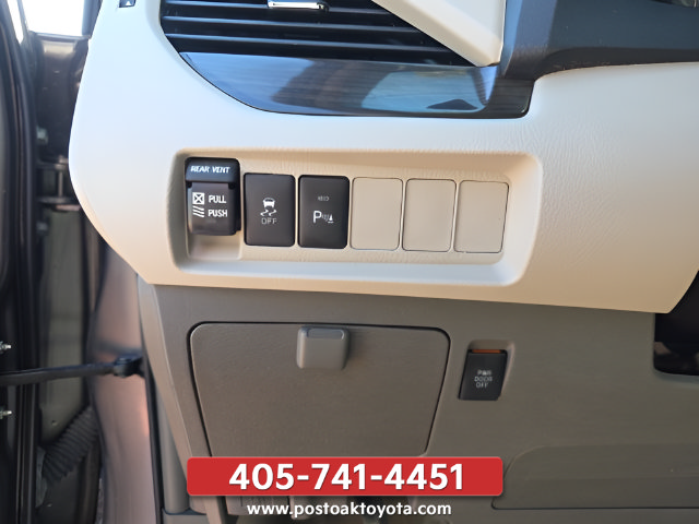 Used 2019 Toyota Sienna XLE w/ XLE Navigation Package FWD image 15
