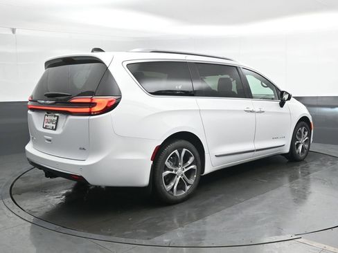 New 2026 Chrysler Pacifica Pinnacle w/ Trailer Tow Group AWD/4WD image 2