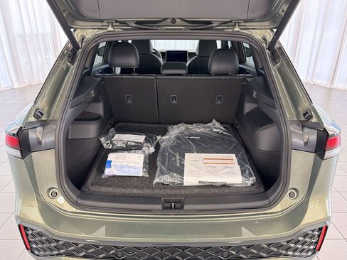 New 2026 Volkswagen Tiguan SE R-Line FWD image 33
