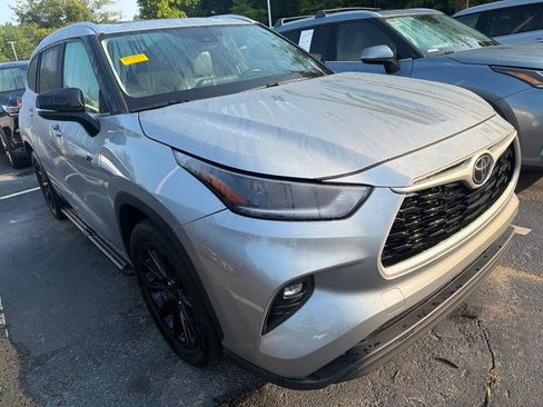 Used 2021 Toyota Highlander XLE FWD image 4