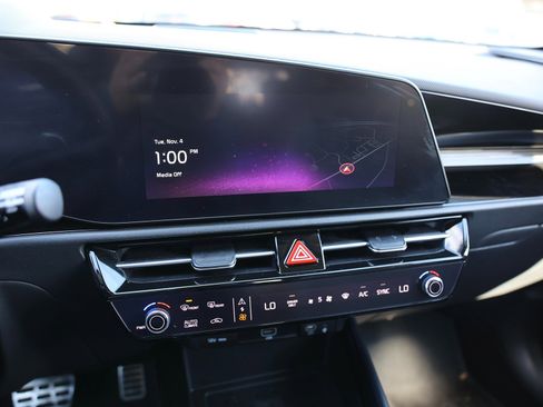 Used 2024 Kia Niro SX Touring image 23