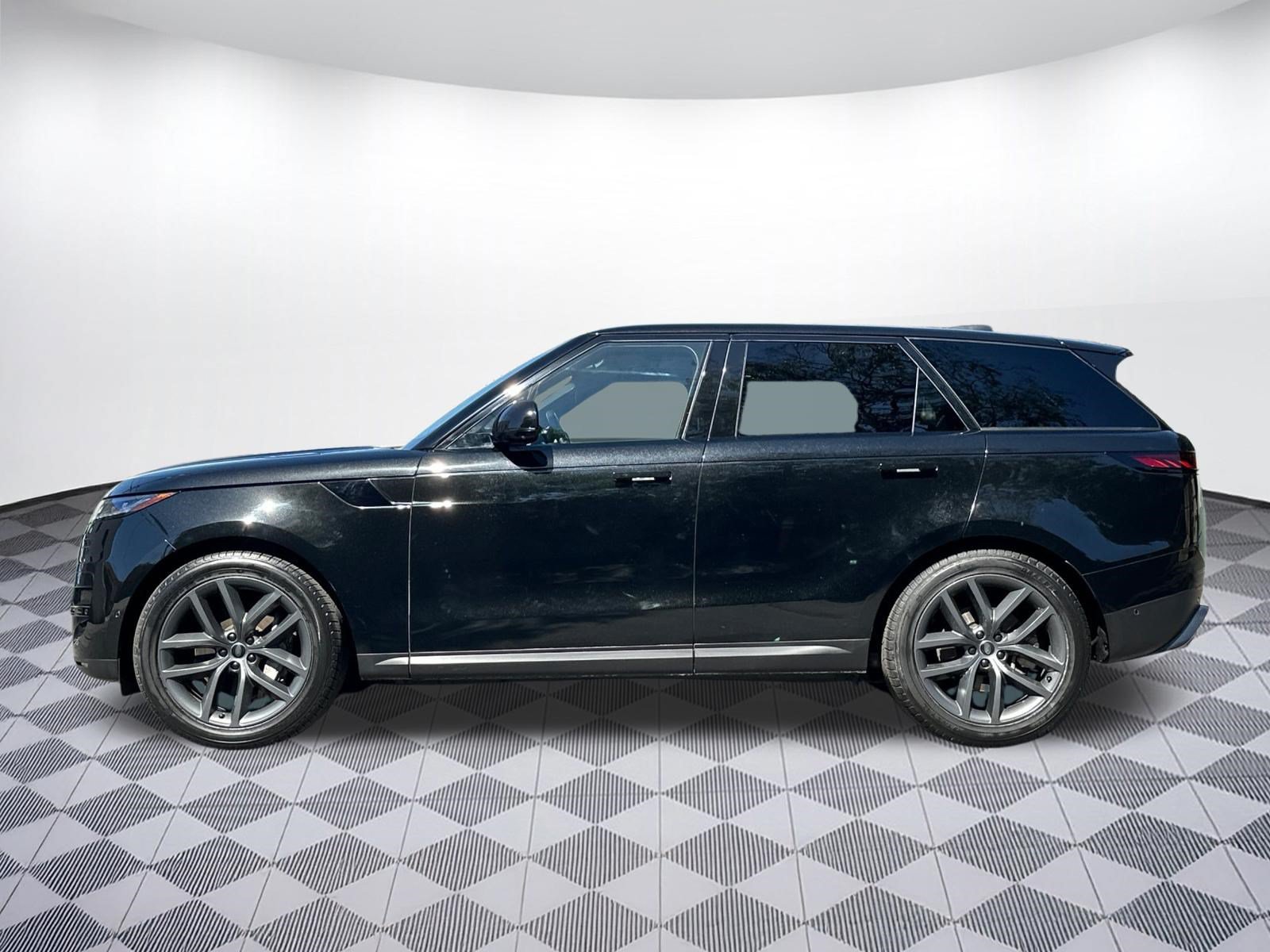 Used 2024 Land Rover Range Rover Sport SE AWD/4WD image 2