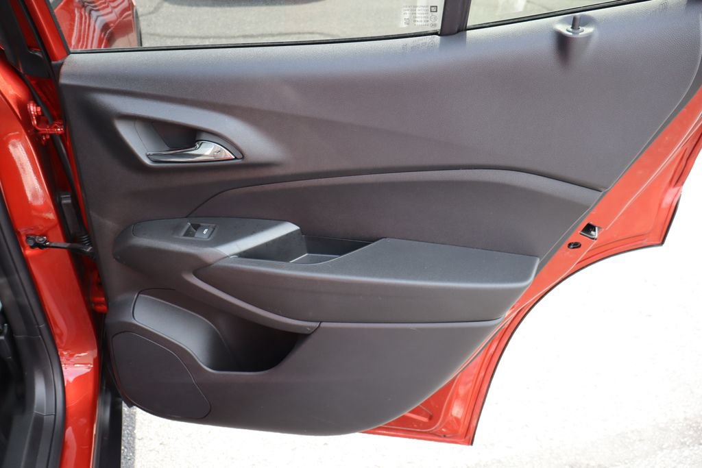 Used 2024 Chevrolet Trax LS w/ LS Convenience Package FWD image 25