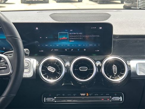 Used 2021 Mercedes-Benz GLB 250 4MATIC w/ Premium Package image 28