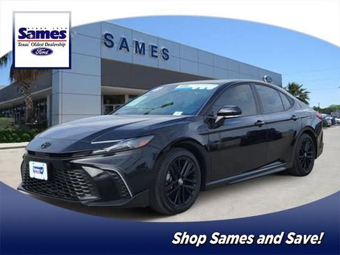 Used 2025 Toyota Camry SE image 1