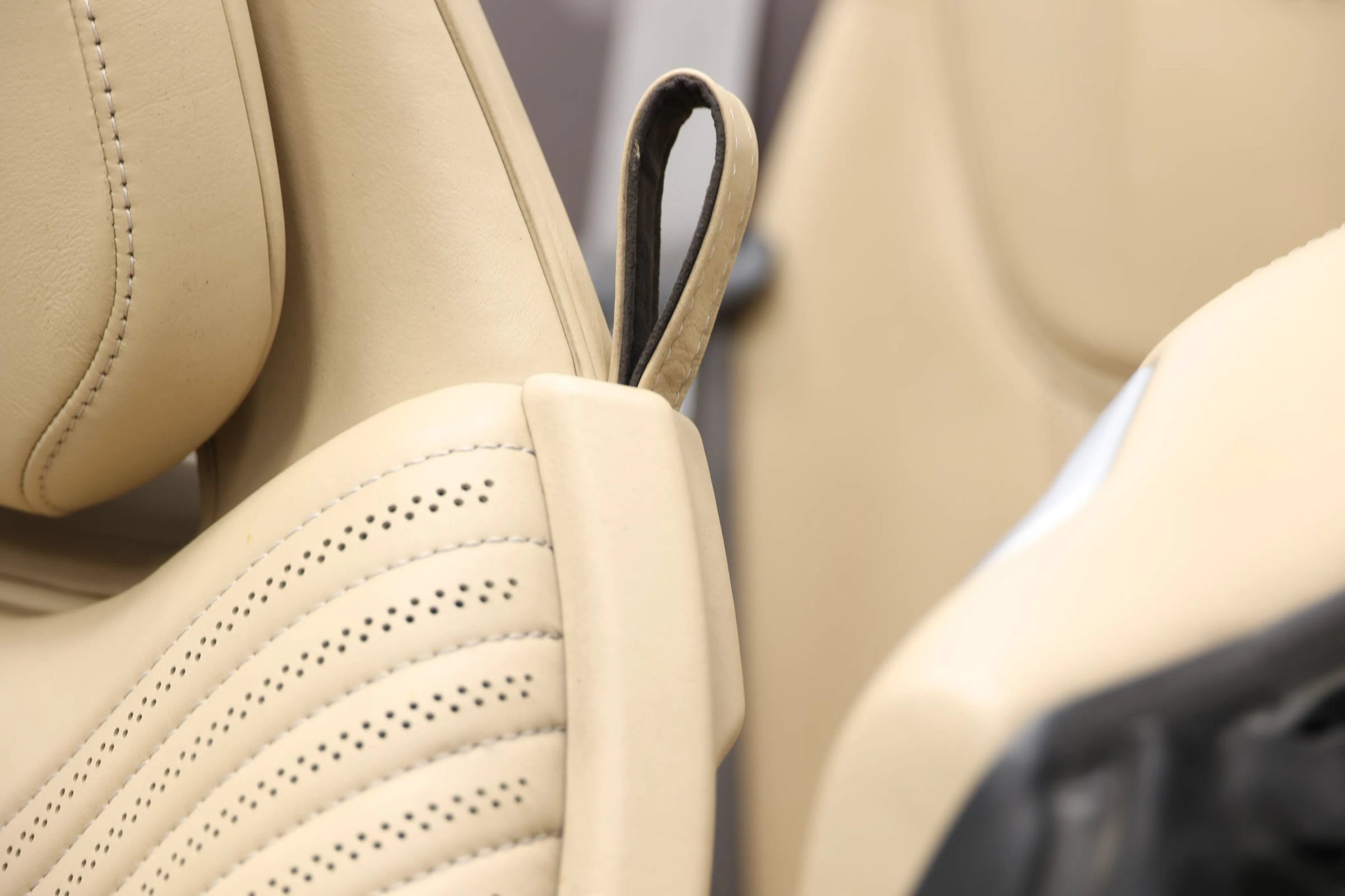 Used 2019 Aston Martin DB11 Volante RWD image 21