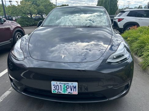 Used 2024 Tesla Model Y Long Range AWD/4WD image 2