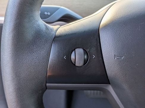 Used 2022 Tesla Model 3 Standard Range image 17